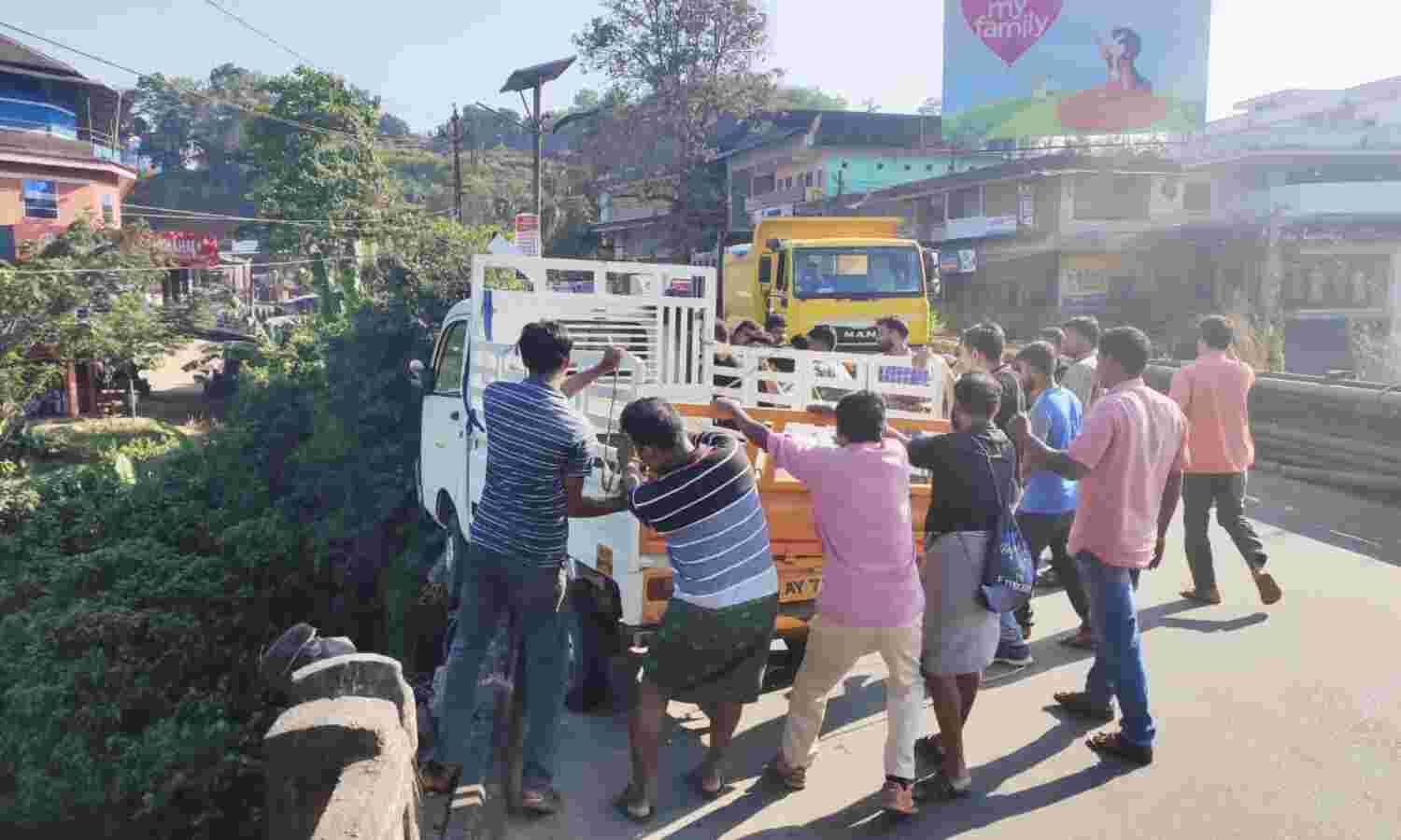 എടവണ്ണ-കൊയിലാണ്ടി സംസ്ഥാനപാതയില് മുക്കം പാലത്തില് വാഹനാപകടം എടവണ്ണ-കൊയിലാണ്ടി സംസ്ഥാനപാതയില് മുക്കം പാലത്തില് വാഹനാപകടം