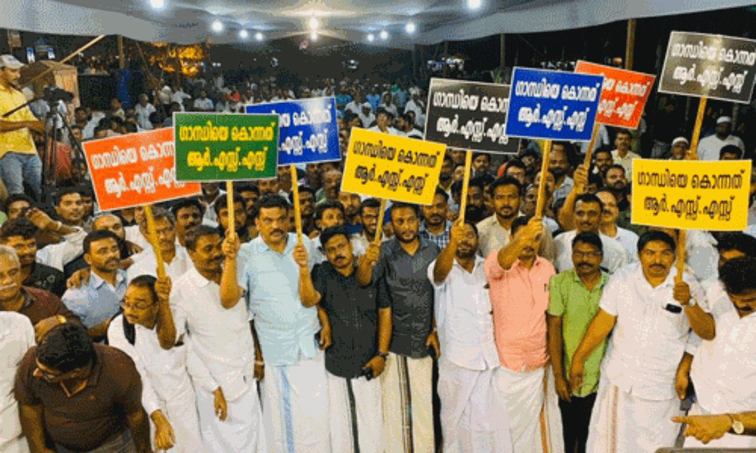 ഗാന്ധിയെ കൊന്നത് ആര്എസ്എസ്; കേരളത്തില് കുറ്റമാണെങ്കില് ശിക്ഷ ഏറ്റു വാങ്ങാന് ഒരുക്കമാണെന്ന് പി കെ ഫിറോസ് ഗാന്ധിയെ കൊന്നത് ആര്എസ്എസ്; കേരളത്തില് കുറ്റമാണെങ്കില് ശിക്ഷ ഏറ്റു വാങ്ങാന് ഒരുക്കമാണെന്ന് പി കെ ഫിറോസ്