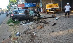 ലോറി കാറിലിടിച്ച് കടയിലേക്ക് പാഞ്ഞുകയറി; ഗായകനു ഗുരുതര പരിക്ക്