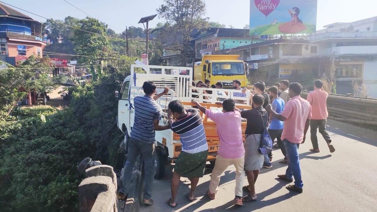 എടവണ്ണ-കൊയിലാണ്ടി സംസ്ഥാനപാതയില്‍ മുക്കം പാലത്തില്‍ വാഹനാപകടം