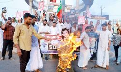 ആര്‍എസ്എസിനെതിരേ ബാനര്‍ വെച്ചതിന് കേസ്: അതേസ്ഥാനത്ത് ബാനര്‍ പുനസ്ഥാപിച്ച് എസ്ഡിപിഐ