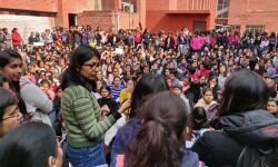 ഗാര്ഗി വനിതാ കോളജിലെ ലൈംഗികാതിക്രമം; പ്രതികളെ ജുഡീഷ്യല് കസ്റ്റഡിയില് വിട്ടു ഗാര്ഗി വനിതാ കോളജിലെ ലൈംഗികാതിക്രമം; പ്രതികളെ ജുഡീഷ്യല് കസ്റ്റഡിയില് വിട്ടു