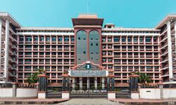 കോടതി നിര്‍ദേശം നടപ്പാക്കിയില്ല; 100 വൃക്ഷത്തൈകള്‍ നടാന്‍ വ്യവസായ വകുപ്പ് ഡയറക്ടറോട് ഹൈക്കോടതി