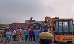 കോയമ്പത്തൂര് അപകടം: കണ്ടെയ്നര് ലോറി കടവന്ത്രയിലെ കോസ്റ്റ ഷിപ്പിങ് കമ്പനിയുടേത്; ഡ്രൈവര് കീഴടങ്ങി കോയമ്പത്തൂര് അപകടം: കണ്ടെയ്നര് ലോറി കടവന്ത്രയിലെ കോസ്റ്റ ഷിപ്പിങ് കമ്പനിയുടേത്; ഡ്രൈവര് കീഴടങ്ങി