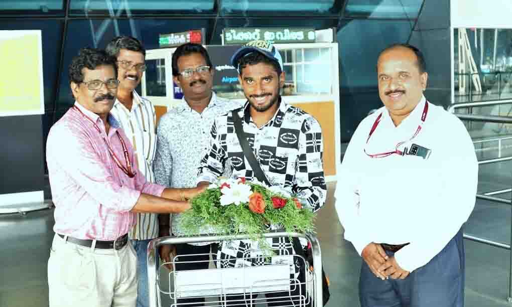 നോര്ക്ക ഇടപെടല്: പ്രവാസി മലയാളിയെ നാട്ടിലെത്തിച്ചു; സൗദിയിലെ മണലാരണ്യത്തില് നിന്ന് അദൈ്വതിന് മോചനം നോര്ക്ക ഇടപെടല്: പ്രവാസി മലയാളിയെ നാട്ടിലെത്തിച്ചു; സൗദിയിലെ മണലാരണ്യത്തില് നിന്ന് അദൈ്വതിന് മോചനം