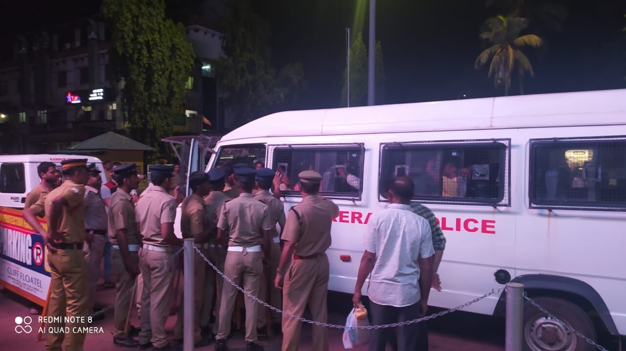 ഡൽഹി സംഘർഷം: ട്രെയിൻ തടഞ്ഞ കാംപസ് ഫ്രണ്ട് പ്രവർത്തകരെ പോലിസ് അറസ്റ്റ് ചെയ്തു ഡൽഹി സംഘർഷം: ട്രെയിൻ തടഞ്ഞ കാംപസ് ഫ്രണ്ട് പ്രവർത്തകരെ പോലിസ് അറസ്റ്റ് ചെയ്തു