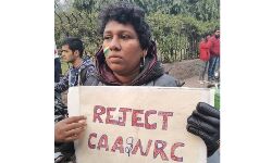 സിഎഎ വിരുദ്ധ സമരത്തിനിടെ സംഘപരിവാര അതിക്രമം; ബിന്ദു അമ്മിണിയെ പോലിസ് കസ്റ്റഡിയിലെടുത്തു(വീഡിയോ)