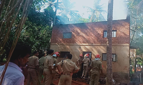 തിക്കോടിയില് തേങ്ങാക്കൂടക്ക് തീപിടിച്ചു തിക്കോടിയില് തേങ്ങാക്കൂടക്ക് തീപിടിച്ചു