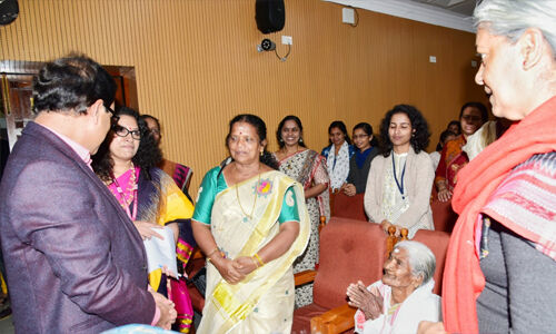 തനിക്ക് 100 വയസ്സുവരെ പഠിക്കണമെന്ന് കാര്ത്ത്യാനിയമ്മ; കണ്ണീരണിഞ്ഞ് വനിതാജീവനക്കാര് തനിക്ക് 100 വയസ്സുവരെ പഠിക്കണമെന്ന് കാര്ത്ത്യാനിയമ്മ; കണ്ണീരണിഞ്ഞ് വനിതാജീവനക്കാര്