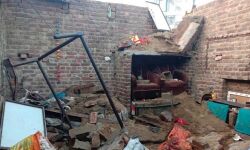 വീടിന്റെ മേല്‍ക്കൂര തകര്‍ന്നുവീണ് ഒരു കുടുംബത്തിലെ നാലുപേര്‍ മരിച്ചു