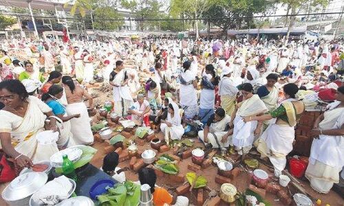ആറ്റുകാൽ പൊങ്കാല അർപ്പിച്ച്‌ പതിനായിരങ്ങൾ; വിദേശികളെ മടക്കിയയച്ചു