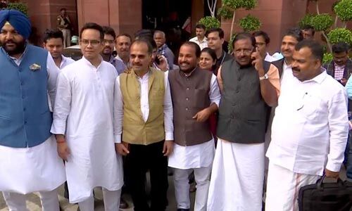 ഏഴ് കോണ്ഗ്രസ് ലോക്സഭാ എംപിമാരുടെ സസ്പെന്ഷന് പിന്വലിച്ചു ഏഴ് കോണ്ഗ്രസ് ലോക്സഭാ എംപിമാരുടെ സസ്പെന്ഷന് പിന്വലിച്ചു