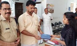 കളഞ്ഞുകിട്ടിയ പണവും സ്വര്ണവും തിരികെനല്കി ഓട്ടോ ഡ്രൈവര് മാതൃകയായി കളഞ്ഞുകിട്ടിയ പണവും സ്വര്ണവും തിരികെനല്കി ഓട്ടോ ഡ്രൈവര് മാതൃകയായി