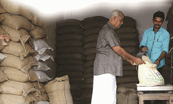 റേഷന്‍ വിതരണം പ്രായോഗികമല്ലെന്ന് റേഷന്‍ വ്യാപാരികള്‍