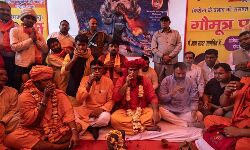 കൊറോണയെ തുരത്താന്‍ ഗോമൂത്ര പാര്‍ട്ടി; രാജ്യവ്യാപകമാക്കാന്‍ ഹിന്ദു മഹാസഭ