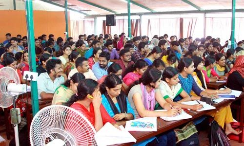 സര്ക്കാര് ശമ്പളം വാങ്ങുന്നവര് സ്വകാര്യ പിഎസ്സി, ട്യൂട്ടോറിയല് കേന്ദ്രങ്ങളില് ക്ലാസെടുക്കുന്നതിന് നിരോധനം സര്ക്കാര് ശമ്പളം വാങ്ങുന്നവര് സ്വകാര്യ പിഎസ്സി, ട്യൂട്ടോറിയല് കേന്ദ്രങ്ങളില് ക്ലാസെടുക്കുന്നതിന് നിരോധനം