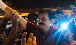 വിമാനത്താവളത്തിൽ ആൾക്കൂട്ടത്തിന്റെ സ്വീകരണം; ഡോ.രജിത് കുമാർ കസ്റ്റഡിയില് വിമാനത്താവളത്തിൽ ആൾക്കൂട്ടത്തിന്റെ സ്വീകരണം; ഡോ.രജിത് കുമാർ കസ്റ്റഡിയില്