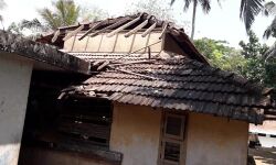 പരപ്പനങ്ങാടിയില് ഓടിട്ട വീട് തകര്ന്നു പരപ്പനങ്ങാടിയില് ഓടിട്ട വീട് തകര്ന്നു
