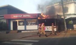 പെരിന്തല്മണ്ണയില് ഹോട്ടലില് തീപ്പിടിത്തം; വന്ദുരന്തമൊഴിവായി (വീഡിയോ) പെരിന്തല്മണ്ണയില് ഹോട്ടലില് തീപ്പിടിത്തം; വന്ദുരന്തമൊഴിവായി (വീഡിയോ)