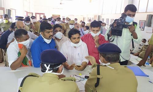 യൂത്ത് കോണ്ഗ്രസ് പ്രതിഷേധം; കള്ളുഷാപ്പ് ലേലം നിര്ത്തിവച്ചു യൂത്ത് കോണ്ഗ്രസ് പ്രതിഷേധം; കള്ളുഷാപ്പ് ലേലം നിര്ത്തിവച്ചു