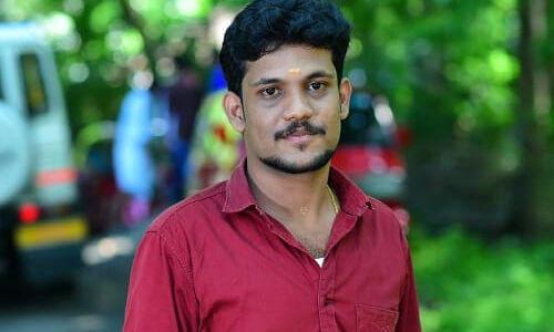 ഇരുമ്പുതോട്ടി വൈദ്യുതി ലൈനില് തട്ടി യുവാവ് ഷോക്കേറ്റ് മരിച്ചു ഇരുമ്പുതോട്ടി വൈദ്യുതി ലൈനില് തട്ടി യുവാവ് ഷോക്കേറ്റ് മരിച്ചു