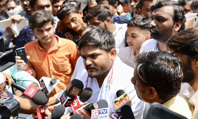 മൂന്നുവര്ഷം മുമ്പത്തെ കേസില് കോണ്ഗ്രസ് നേതാവ് ഹാര്ദിക് പട്ടേല് അറസ്റ്റില് മൂന്നുവര്ഷം മുമ്പത്തെ കേസില് കോണ്ഗ്രസ് നേതാവ് ഹാര്ദിക് പട്ടേല് അറസ്റ്റില്