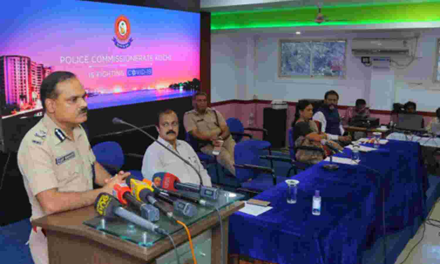 കൊവിഡ് 19: വിദേശ പൗരന്മാര്ക്ക് സഹായവുമായി കൊച്ചി സിറ്റി പോലിസ് കൊവിഡ് 19: വിദേശ പൗരന്മാര്ക്ക് സഹായവുമായി കൊച്ചി സിറ്റി പോലിസ്