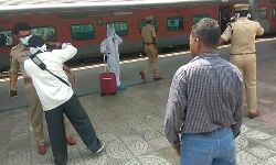 ഡല്‍ഹി-തെലങ്കാന ട്രെയിനില്‍ സഞ്ചരിച്ച എട്ടുപേര്‍ക്ക് കോവിഡ് 19 സ്ഥിരീകരിച്ചു