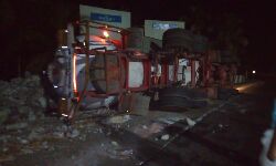 മലപ്പുറം വട്ടപ്പാറയില്‍ ടാങ്കര്‍ ലോറി മറിഞ്ഞു; ഗതാഗതം തടസ്സപ്പെട്ടു