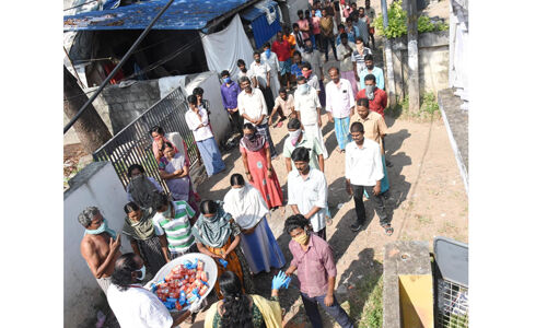 ഭക്ഷണം കിട്ടാതെ വലഞ്ഞ അതിഥി തൊഴിലാളികള്‍ക്ക് സഹായവുമായി സന്നദ്ധ സംഘടനകളുടെ കൂട്ടായ്മ