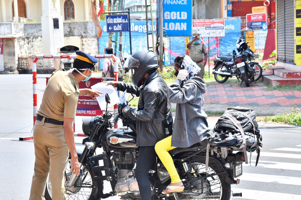 ലോക്ക് ഡൗൺ ലംഘനം: സംസ്ഥാനത്ത് ഇന്ന് 1258 അറസ്റ്റ്; 792 വാഹനങ്ങള് പിടികൂടി ലോക്ക് ഡൗൺ ലംഘനം: സംസ്ഥാനത്ത് ഇന്ന് 1258 അറസ്റ്റ്; 792 വാഹനങ്ങള് പിടികൂടി