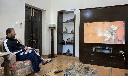 കൊറോണയ്ക്കിടയില്‍ രാമായണം കാണുന്ന ചിത്രവുമായി കേന്ദ്രമന്ത്രി; രൂക്ഷ വിമര്‍ശനം