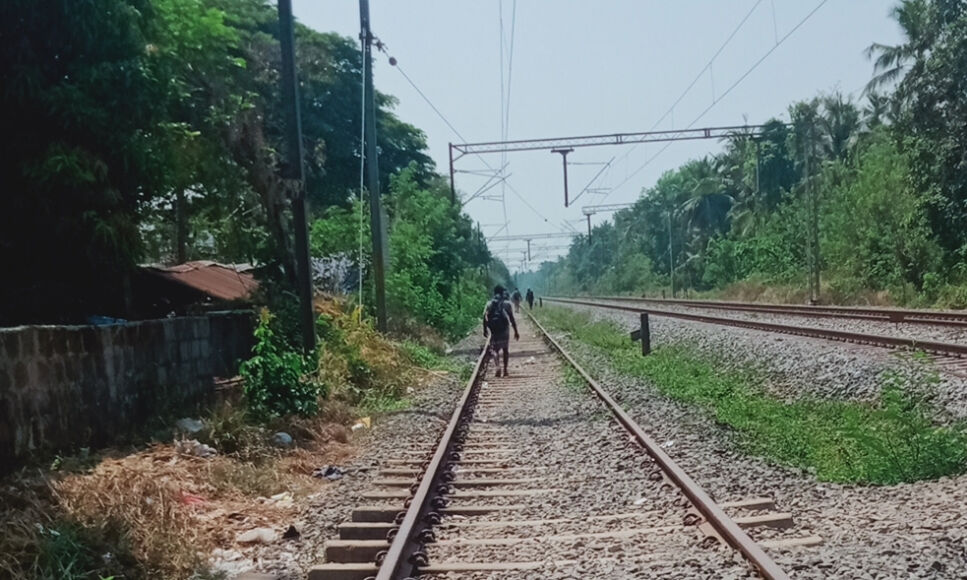 ലോക്ക് ഡൗണ്: കണ്ണൂരില് നിന്ന് തമിഴ്നാട്ടിലേക്ക് റെയില്വേ ട്രാക്കിലൂടെ കാല്നട യാത്ര ലോക്ക് ഡൗണ്: കണ്ണൂരില് നിന്ന് തമിഴ്നാട്ടിലേക്ക് റെയില്വേ ട്രാക്കിലൂടെ കാല്നട യാത്ര