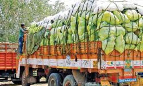 കേരളത്തിലേക്ക് വന്ന പച്ചക്കറി ലോറിക്ക് നേരെ കര്ണാടകയില് ബിജെപി നേതാവിന്റെ നേതൃത്വത്തില് ആക്രമണം കേരളത്തിലേക്ക് വന്ന പച്ചക്കറി ലോറിക്ക് നേരെ കര്ണാടകയില് ബിജെപി നേതാവിന്റെ നേതൃത്വത്തില് ആക്രമണം