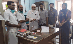 കൊവിഡ് 19: സാമൂഹിക അകലം പാലിക്കാതെ പഞ്ചായത്ത് പ്രസിഡന്റ് ഫോട്ടോക്ക് പോസ് ചെയ്തു; പ്രതിഷേധം ശക്തം