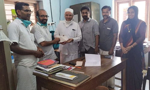 കൊവിഡ് 19: സാമൂഹിക അകലം പാലിക്കാതെ പഞ്ചായത്ത് പ്രസിഡന്റ് ഫോട്ടോക്ക് പോസ് ചെയ്തു; പ്രതിഷേധം ശക്തം