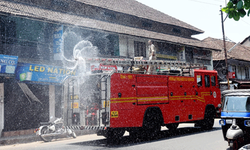 അങ്ങാടികള്‍ അണുവിമുക്തമാക്കി  അഗ്‌നിശമന സേന