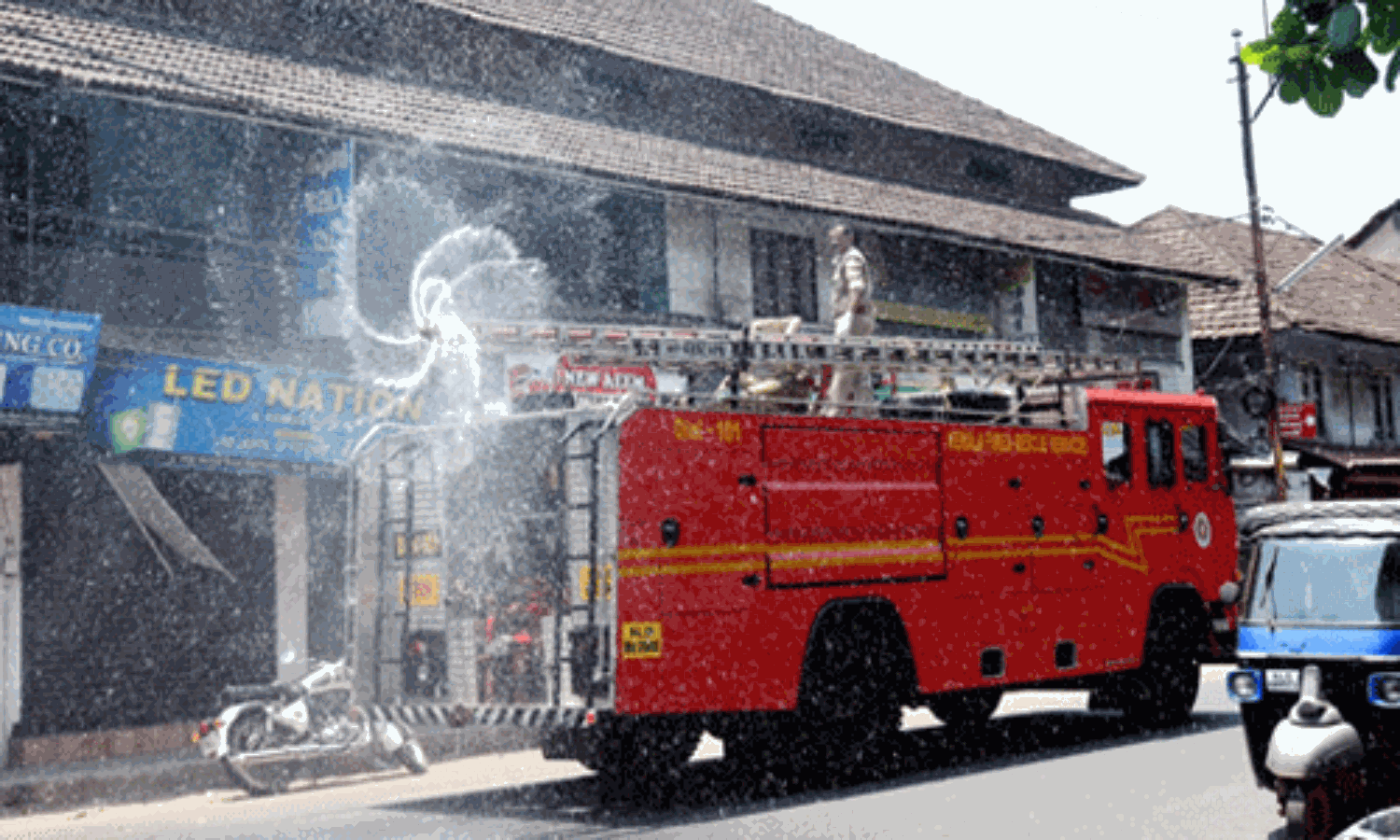 അങ്ങാടികള് അണുവിമുക്തമാക്കി അഗ്നിശമന സേന അങ്ങാടികള് അണുവിമുക്തമാക്കി അഗ്നിശമന സേന