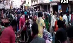 മംഗളൂരുവിലും സാമൂഹ്യഅകല നിയമം ലംഘിച്ച് ജനക്കൂട്ടം