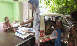 കമ്മ്യൂണിറ്റി കിച്ചനുമായി ബന്ധപ്പെട്ട് പരാതി നല്‍കാനെത്തിയവരെ ഗ്രാമപ്രഞ്ചായത്തംഗം ഭീഷണിപ്പെടുത്തിയതായി പരാതി