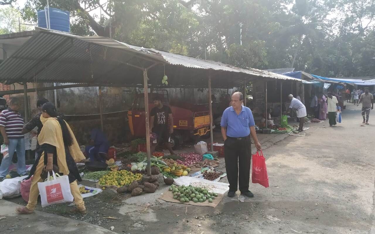 പുല്ലാട് ചന്തയില് ഒരുമിച്ച് കൂടിയ ആളുകളെ പോലിസ് തിരിച്ചയച്ചു പുല്ലാട് ചന്തയില് ഒരുമിച്ച് കൂടിയ ആളുകളെ പോലിസ് തിരിച്ചയച്ചു