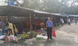 പുല്ലാട് ചന്തയില്‍ ഒരുമിച്ച് കൂടിയ ആളുകളെ പോലിസ് തിരിച്ചയച്ചു