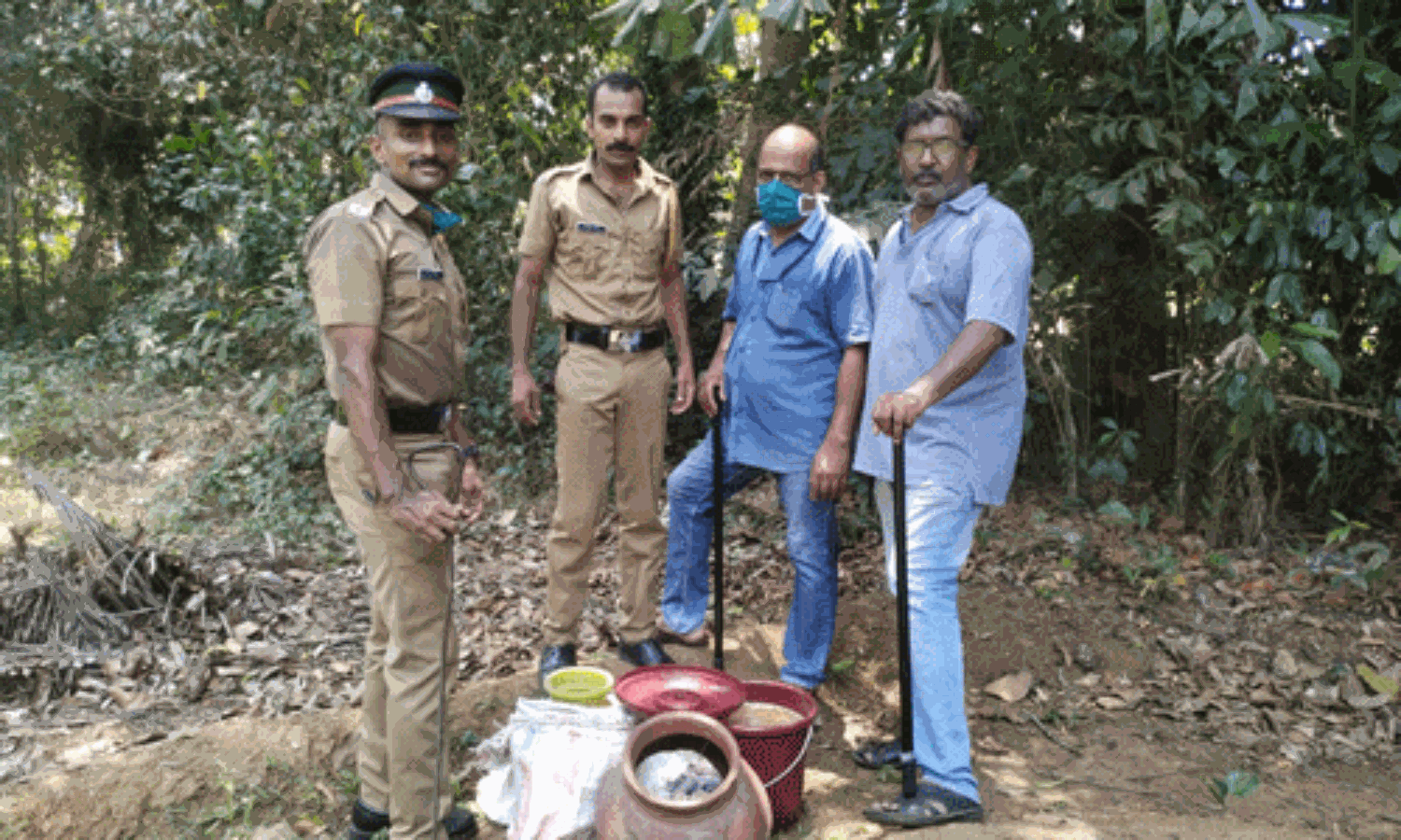 വാഷും വാറ്റ് ഉപകരണങ്ങളും പിടികൂടി വാഷും വാറ്റ് ഉപകരണങ്ങളും പിടികൂടി