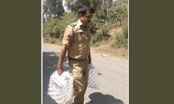 ഡയാലിസിസിനുള്ള മരുന്നുമായി പോയ ആംബുലന്‍സ് കര്‍ണാടക അതിര്‍ത്തിയില്‍ തടഞ്ഞു; പോലിസ് മരുന്നുമായി നടന്നു