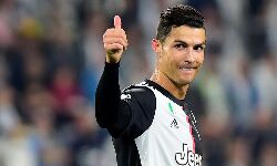 100 കോടി ക്ലബ്ബിലെത്തുന്ന ആദ്യ ഫുട്ബോള് താരമാവാന് ക്രിസ്റ്റ്യാനോ റൊണാള്ഡോ 100 കോടി ക്ലബ്ബിലെത്തുന്ന ആദ്യ ഫുട്ബോള് താരമാവാന് ക്രിസ്റ്റ്യാനോ റൊണാള്ഡോ