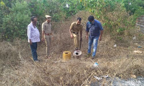 എക്സൈസ് റെയ് ഡില് വാഷ് കണ്ടെത്തി നശിപ്പിച്ചു എക്സൈസ് റെയ് ഡില് വാഷ് കണ്ടെത്തി നശിപ്പിച്ചു