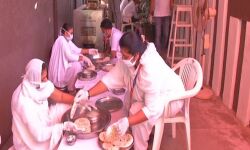 ലോക്ക് ഡൗണ്‍: ദിനംപ്രതി 30,000 ചപ്പാത്തി സൗജന്യമായി വിതരണം ചെയ്ത് ജൈന സമുദായ സംഘടനകള്‍