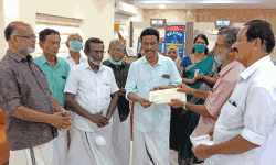 അഷ്ടമിച്ചിറ സഹകരണ ബാങ്ക് ദുരിതാശ്വാസ നിധിയിയിലേയ്ക്ക് പതിനഞ്ചര ലക്ഷം രൂപ നല്‍കി