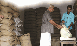 എഎവൈ, മുന്ഗണനാ വിഭാഗങ്ങള്ക്ക് ഇരട്ടി ധാന്യം ലഭിക്കും: ഭക്ഷ്യമന്ത്രി എഎവൈ, മുന്ഗണനാ വിഭാഗങ്ങള്ക്ക് ഇരട്ടി ധാന്യം ലഭിക്കും: ഭക്ഷ്യമന്ത്രി