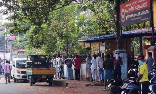 അതിഥി തൊഴിലാളികള്‍ക്കുള്ള തിരിച്ചറിയല്‍ കാര്‍ഡ്; പോലിസ് സ്റ്റേഷന് മുന്നില്‍ നീണ്ട ക്യൂ